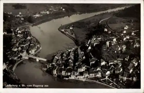 Ak Laufenburg am Hochrhein, Flugaufnahme von  Rhein, Landschaft, Architektur, Fluss