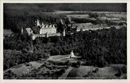 Ak Scheinfeld im Steigerwald Mfr., Schloss Schwarzenberg, Bezirksnationaldenkmal, Fliegeraufnahme