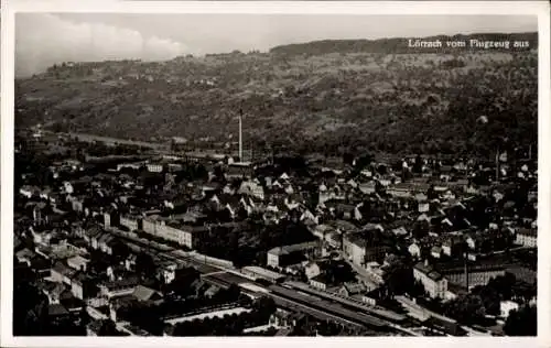 Ak Lörrach in Baden, Vogelperspektive über  Berge im Hintergrund, Städteansicht