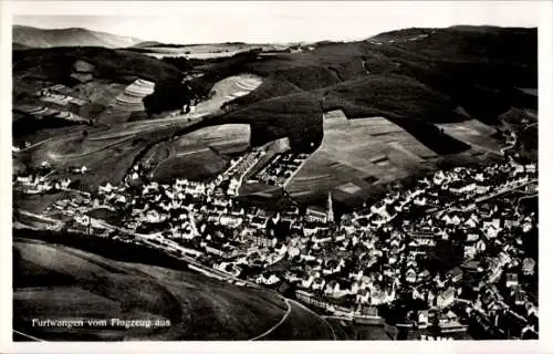 Ak Furtwangen im Schwarzwald, Luftaufnahme von  Landschaft, Häuser, Felder