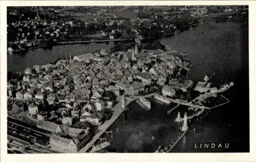 Ak Lindau am Bodensee Schwaben, Luftaufnahme von  Altstadt, Wasser und Hafen, Schiffe