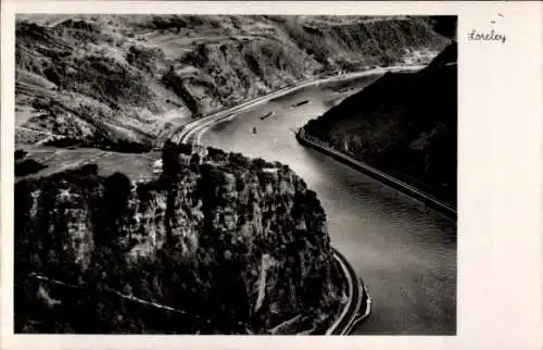 Ak St. Goarshausen am Rhein, Loreley, Felsen, Rheinfluss, Schiffe, Panorama, Schwarz-Weiß-Foto