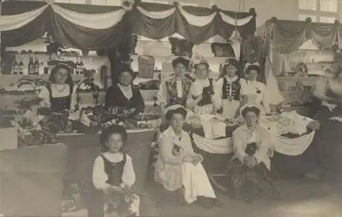 Foto Ak Frauen in Volkstrachten, Fest, Marktstand