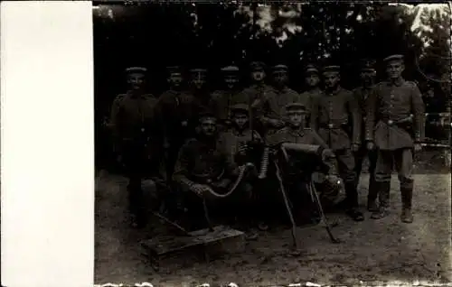 Foto Ak Deutsche Soldaten in Uniformen, Maschinengewehr, 1916