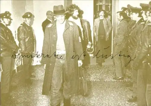 Ak Aktionskünstler und Bildhauer Joseph Beuys, Demokratie ist lustig