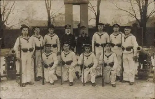 Foto Ak Deutsche Marinesoldaten in Uniformen, Gruppenfoto, Kaiserliche Marine