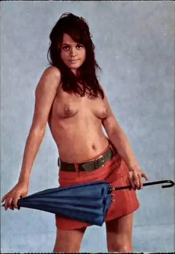 Ak Blacky, Pin Up Girl, Erotik, Frauenakt, Busen, dunkelhaarige Frau, Regenschirm