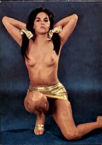 Ak Pin Up Girl, Erotik, Frauenakt, Busen, Beine, Gehobene Arme, dunkelhaarige Frau, Geraldine