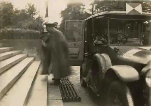 Foto Kaiser Wilhelm II steigt aus dem Auto, Treppe
