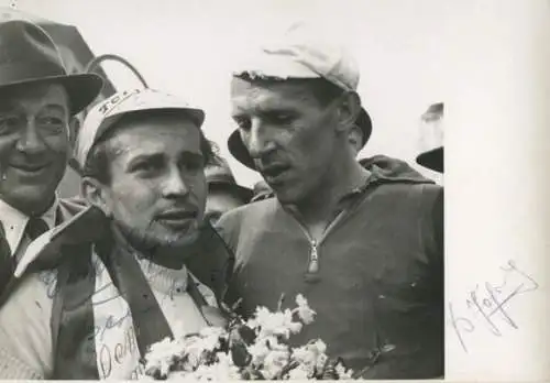 Foto Berlin 1950, Radrennfahrer Erich Spring, Fritz Jährling, Autogramme
