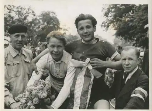 Foto Rundstrecken-Radrennen der Amateure in Schöneberg, Radrennfahrer Ziege, Autogramm