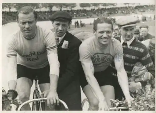 Foto Endrennen im Stadion Neukölln am 15. Mai 1949, Die siegreiche Mannschaft, Autogramm