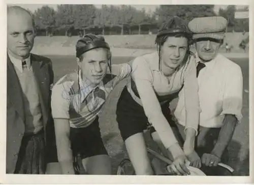 Foto Abschlussrennen der Nachwuchs-Schule deutscher Meisterfahrer, Weinrich, Autogramm