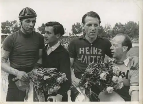 Foto Radrennen in Neukölln am 6. Juni 1949, Jährlingh-Zawadski, Autogramme
