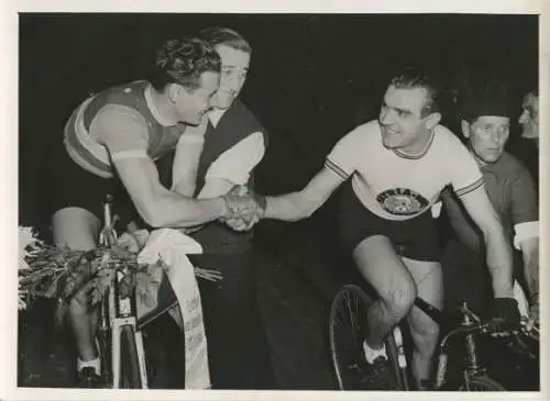 Foto Radrennfahrer Bunzel, Arnold, Miniatur-Sixdays in der Sporthalle am Funkturm 1949, Autogramm