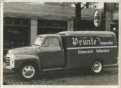 Foto Gelsenkirchen, Lieferwagen Prünte's Pumpernickel, Schwarzbrot, Hier Opel-Dienst