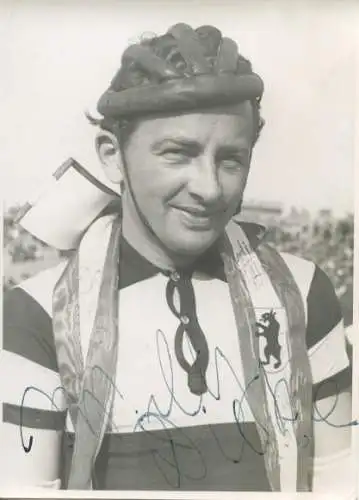 Foto Radrennfahrer Willy Dietze, Radrennen im Stadion Berlin Mitte 1949, Rosenpreis, Autogramm