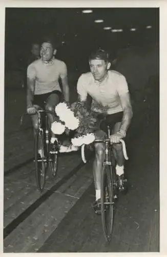 Foto belg. Radrennfahrer Smits u. de Best, Int. Radrennen am Funkturm, 1000-Runden-Mannschaftsrennen