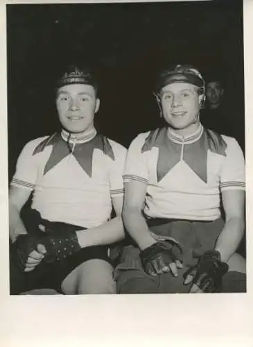 Foto Berufs-Radrennfahrer Heinz Ziege, Herbert Weinrich, Eröffnungs-Radrennen in der Funkturmhalle
