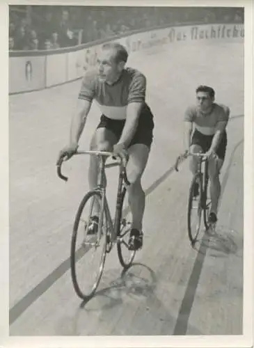 Foto niederländische Radrennfahrer Derksen und Bijster, Int. Radrennen in der Sportarena