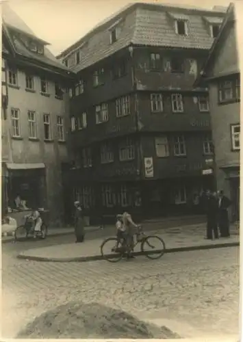 Foto Treuenbrietzen in Brandenburg, Straßenpartie, Geschäfte, Gasthaus, Passanten, Fahrrad, 2.3.1941