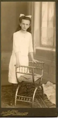 Kabinett Foto Kinderportrait, Mädchen im weißen Kleid, Standportrait, auf Stuhllehnen gestützt