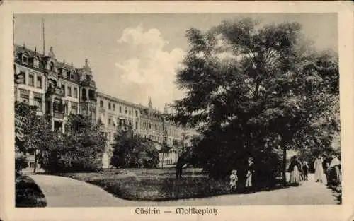 Ak Kostrzyn nad Odrą Cüstrin Küstrin Ostbrandenburg, Moltkeplatz, Parklandschaft, Menschen,  Gebä