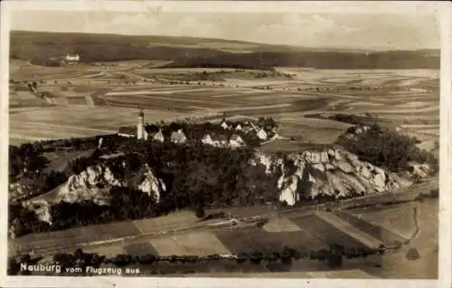 Ak Neuburg an der Donau Oberbayern,  Luftaufnahme, Landschaft, Felder, Gebäude