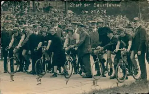 Foto Ak Radrennfahrer auf der Radrennbahn, Start der Dauerfahrer 27.6.1920