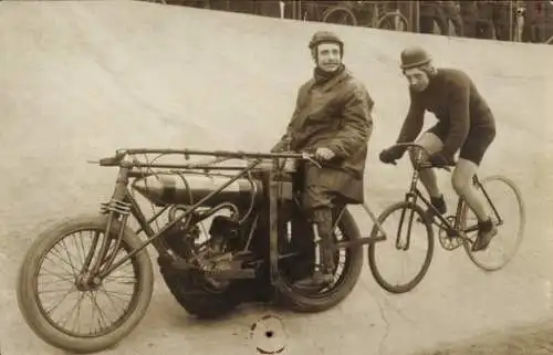Foto Ak Radrennfahrer mit Schrittmacher auf einer Radrennbahn