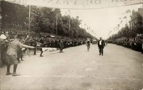 Foto Ak Tour de France, Zieleinfahrt in Roubaix