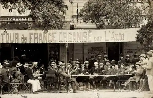 Foto Ak Tour de France, Zuschauer in einem Café am Straßenrand