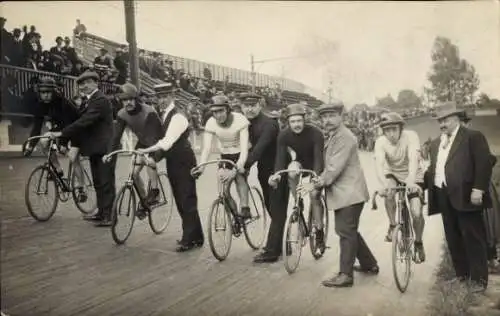 Foto Ak Bahnradfahrer vor dem Start, Louis Luycken, Radrennbahn