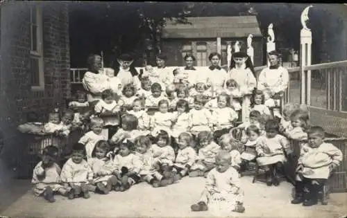 Foto Ak Gruppenportrait kleiner Kinder im Heim, Schwestern