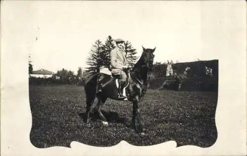 Foto Ak Mann auf einem Pferd.