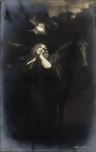 Ak Frau mit Pferd, Portrait