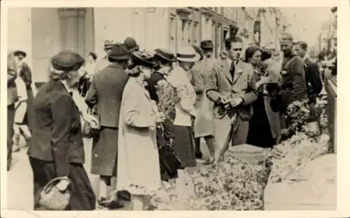 Foto Ak Den Haag Südholland, Straße, Passanten, Blumen, Jahr 1940