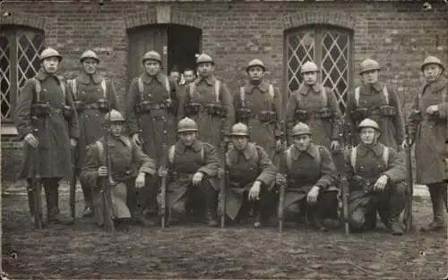 Ak Camp d'Auvours Champagné Sarthe, Soldaten stehen vor einer Kaserne.