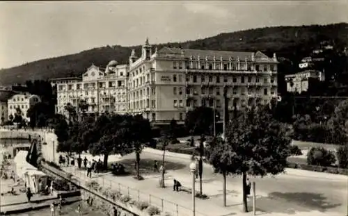 Ak Opatija Abbazia Kroatien, Historisches Gebäude, Flaniermeile, Bäume, Küstenansicht
