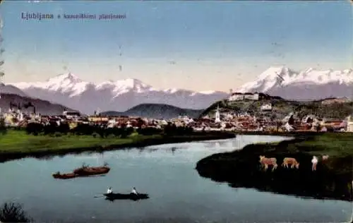 Ak Ljubljana Laibach Slowenien, Stadtansicht mit Fluss, Bergen, Häusern, Booten, Kühen