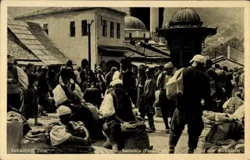 Ak Sarajevo Bosnien Herzegowina, Marktplatz, Bascharija, zahlreiche Menschen, historische Gebäude