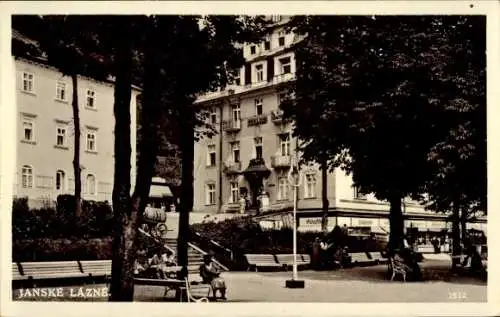 Ak Janské Lázně Johannisbad Region Königgrätz, Vorderseite zeigt Gebäude, Bäume, Parkbänke, ke...