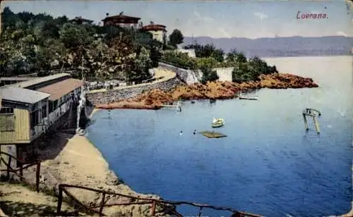 Ak Lovrana Lovran Laurana Kroatien, Uferlandschaft, blaues Wasser, Felsen, Boote, Gebäude im H...
