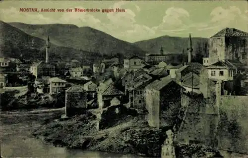 Ak Mostar Bosnien Herzegowina, Römerbrücke, Blick auf die Stadt, Berglandschaft, historische A...