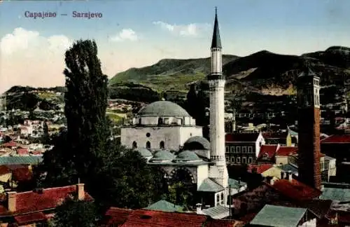 Ak Sarajevo Bosnien Herzegowina, Blick auf die Moschee, Minarett, Stadtansicht, Berge im Hinte...
