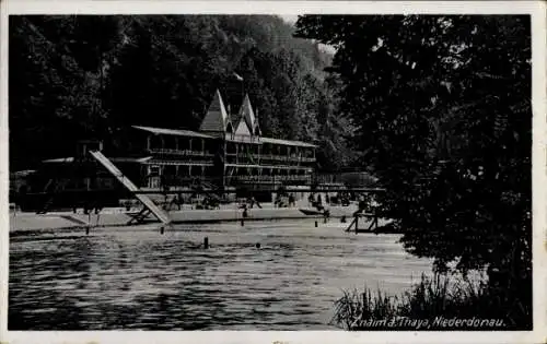 Ak Břeclav Lundenburg Niederdonau Südmähren, Schwimmbad, Gebäude mit Türmen, Fluss, Menschen a...