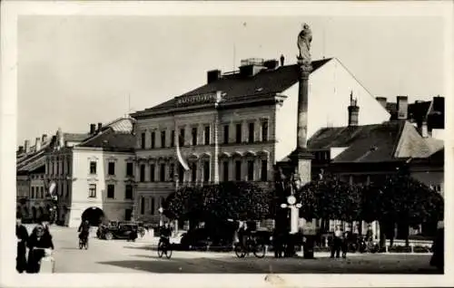 Ak Svitavy Zwittau Region Pardubice, Stadtplatz mit Säule und Statue, historische Gebäude, Bäu...