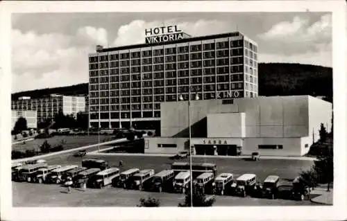 Ak Zlín Gottwaldov in Mähren Region Zlin, Hotel Viktoria, SABRA, moderne Architektur, viele Busse