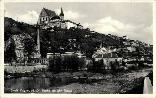 Ak Znojmo Znaim Südmähren, Stadt  Partie an der Thaya, Festung auf dem Hügel, Fluss im Vorderg...