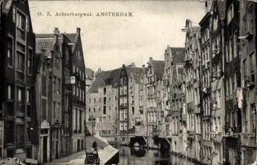 Ak Amsterdam Nordholland Niederlande, Achterburgwal, Kanal, alte Gebäude, Boot auf dem Wasser